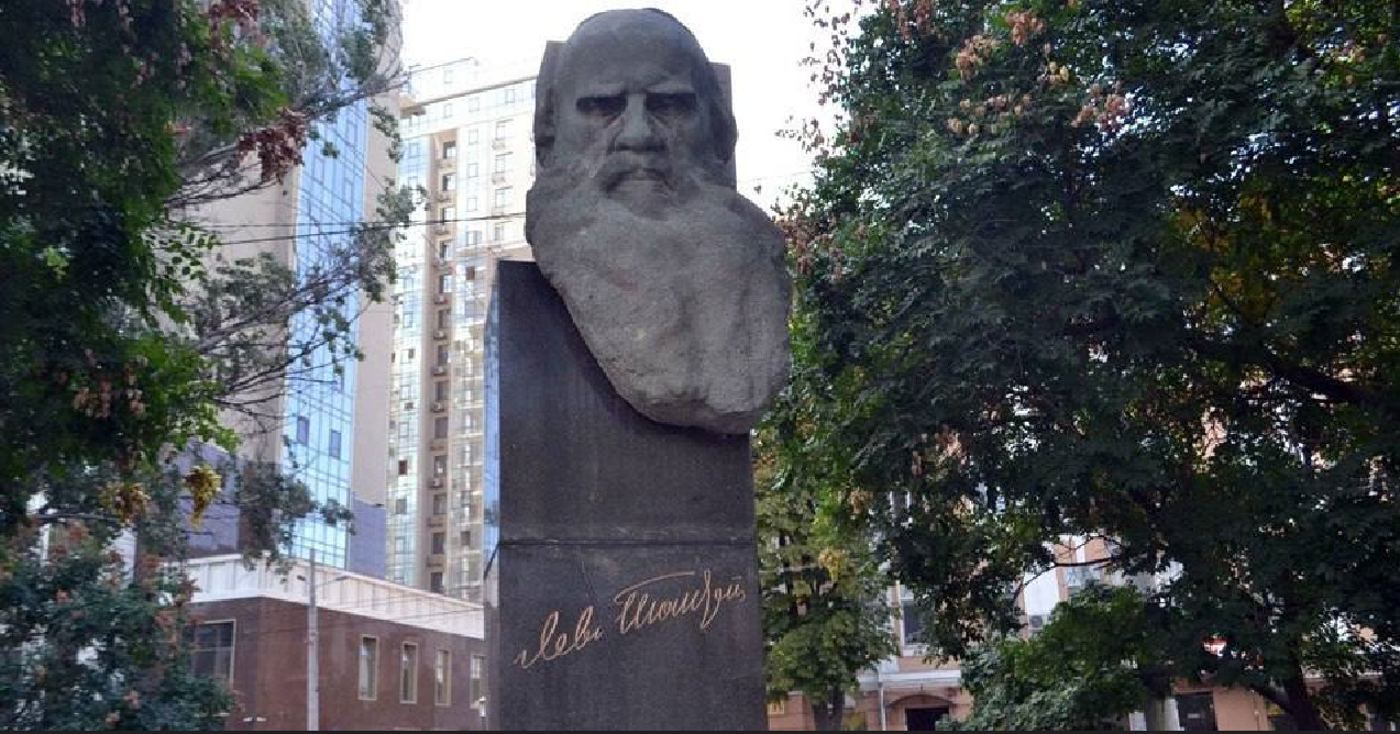 Памятник Льву Толстому в Одессе стоит на одноименной площади